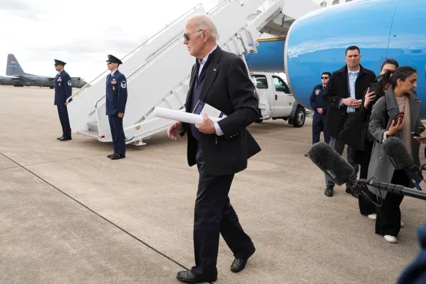 الرئيس الأميركي جو بايدن يتجه لركوب الطائرة الرئاسية في قاعدة الحرس الوطني الجوي في ديلاوير في نيو كاسل بولاية ديلاوير بالولايات المتحدة في 1 يناير 2025 (رويترز)