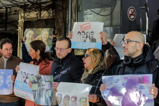 Dün Şam'ın doğusundaki Duma'da, Aralık 2013'te kaçırılan aktivistlerin akıbetinin açıklanması için protesto gösterisi düzenledi. (AFP)
