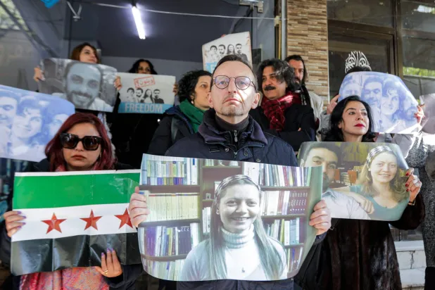 وقفة احتجاجية للمطالبة بمعلومات عن الناشطين السوريين سميرة خليل ورزان زيتونة ووائل حمادة وناظم الحمادي الذين اختطفهم مجهولون في ديسمبر 2013 (أ.ف.ب)