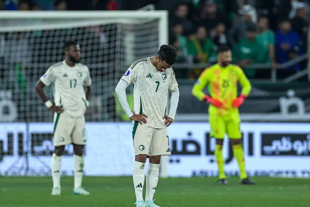 حالة من الإحباط عاشها لاعبو الأخضر بعد الخروج الخليجي (تصوير: سعد العنزي)