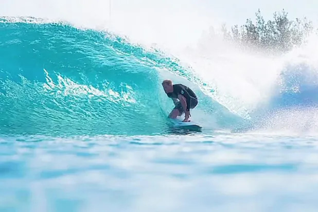 لقطة من فيديو تُظهر الأمير هاري يمارس رياضة ركوب الأمواج (إنستغرام)