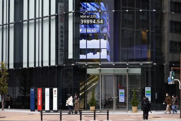 شاشة تظهر الرقم الختامي لمتوسط ​​أسهم «نيكي» في طوكيو (وكالة حماية البيئة)