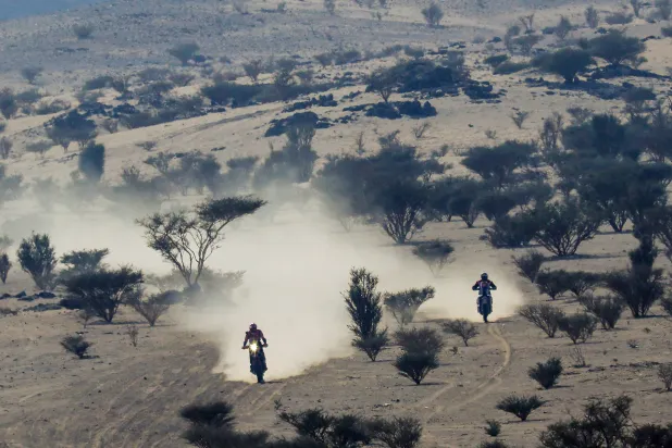 زيرانتا إيدير جيرالدي وأندريا وينكلر خلال اختبار خاص قبل انطلاق رالي داكار (رويترز)