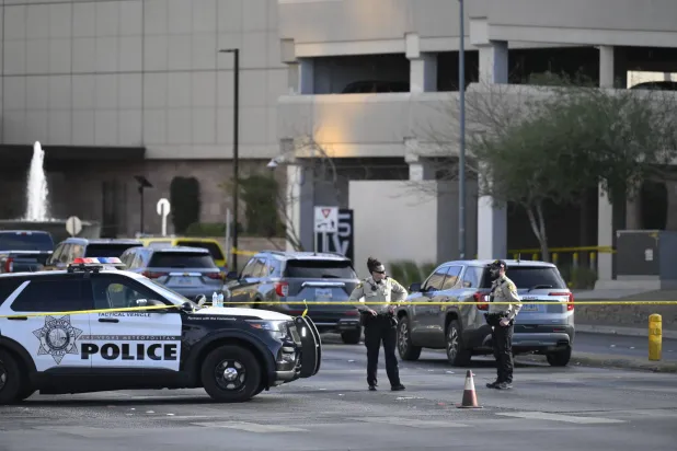 يعمل رجال إنفاذ القانون في مكان الحادث بالقرب من مدخل برج ترمب بعد انفجار شاحنة «تسلا سايبر تراك» خارج فندق الرئيس المنتخب (د.ب.أ)