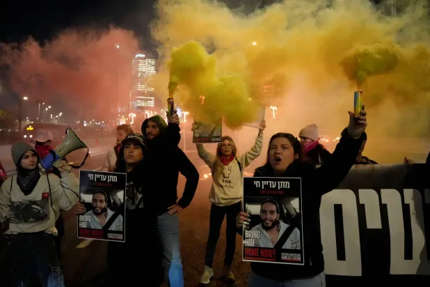 متظاهرون أقارب رهائن يقطعون طريقاً  في تل أبيب (رويترز)