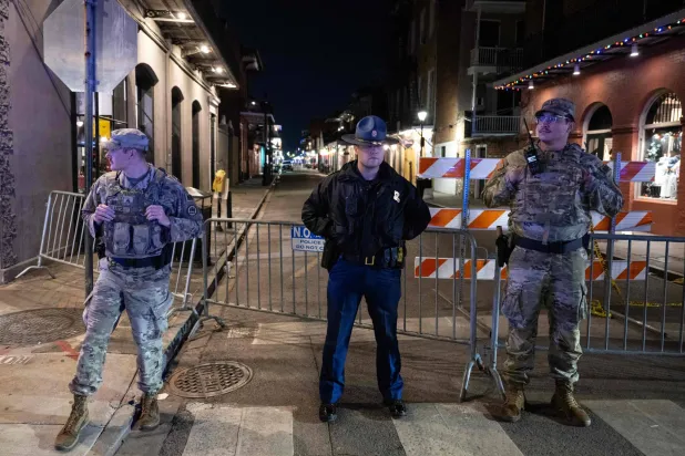 تعزيزات أمنية في موقع الحادث الإرهابي في شارع «بوربون» 1 يناير (أ.ف.ب)