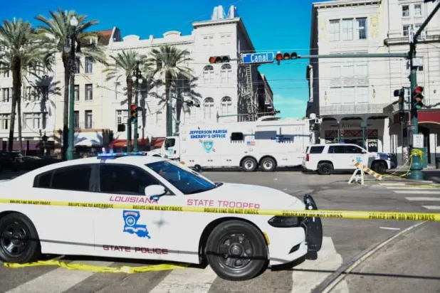 تقف سيارات الشرطة في منطقة مغلقة بعد أن صدم سائق شاحنة صغيرة حشداً في نيو أورليانز في الحي الفرنسي في وقت مبكر من يوم رأس السنة الجديدة مما أسفر عن مقتل 15 شخصاً قبل أن تقتله الشرطة بالرصاص (د.ب.أ)