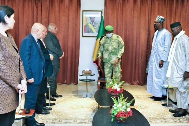 الحاكم العسكري في مالي مستقبِلاً وفداً دبلوماسياً وأمنياً جزائرياً في أبريل 2023 (الخارجية الجزائرية)