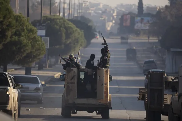 قوات أمن سورية خلال دورية في حمص لتعقب فلول الأسد (أ.ف.ب)