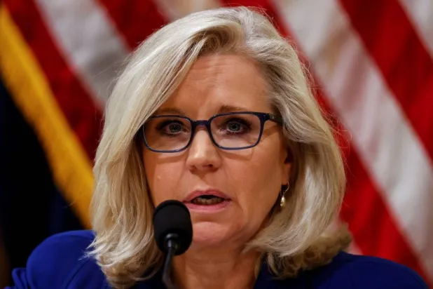 النائبة الأميركية آنذاك ليز تشيني (جمهورية من وايومنغ) خلال جلسة الاستماع الافتتاحية للجنة مجلس النواب الأميركي التي تحقق في هجوم «الكابيتول» 27 يوليو 2021 (رويترز)