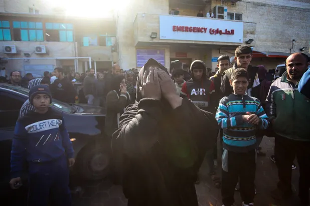 فلسطينية تبكي خارج مستشفى شهداء الأقصى بدير البلح الخميس (إ.ب.أ)