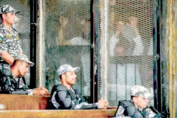 محاكمة سابقة لمتهمين من «الإخوان» في «أحداث عنف» بمصر (أ.ف.ب)
