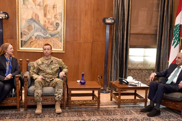 رئيس البرلمان اللبناني نبيه بري مستقبلاً رئيس لجنة مراقبة اتفاق وقف إطلاق النار الجنرال الأميركي جاسبر جيفيرز بحضور السفيرة الأميركية لدى لبنان ليزا جونسون (رئاسة البرلمان)