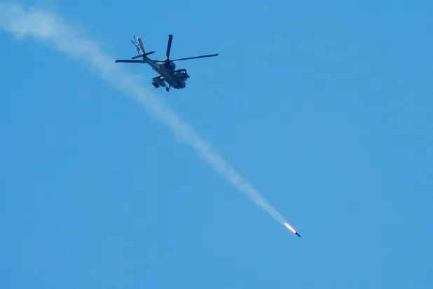 مروحية هجومية إسرائيلية من طراز «أباتشي» (رويترز)