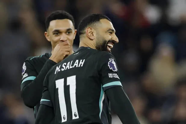 صلاح يحتفل مع أرنولد بعد أحد أهدافه في الدوري الإنجليزي (رويترز)

