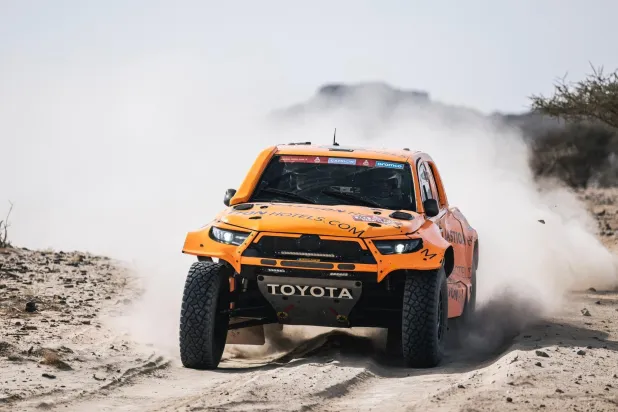 أحد المتسابقين ضمن مرحلة استكشاف التضاريس السعوديّة (داكار السعودية)