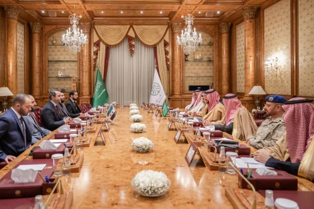 شاهزاده خالد بن سلمان در حال دیدار با هیئت دولت جدید سوریه (حساب او در پلتفرم ایکس)