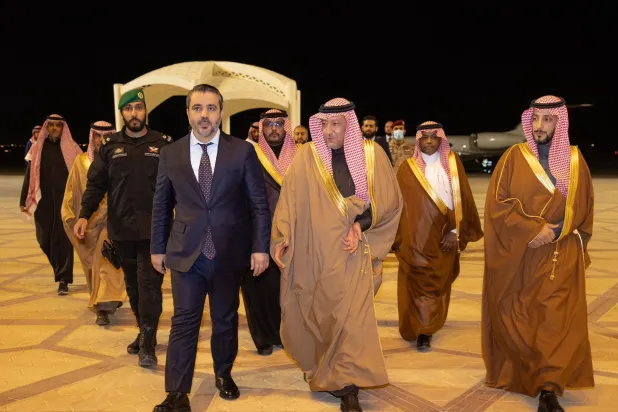 معاون وزیر خارجه سعودی از هیئت سوری هنگام ورود به ریاض استقبال کرد (وزارت خارجه سعودی)