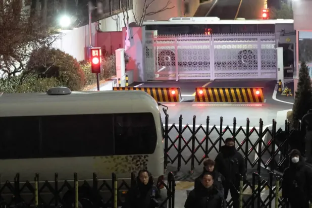 Müfettişler ve polisler devrik Cumhurbaşkanı Yoon Sok-Yeol'un konutuna girdi (AFP)