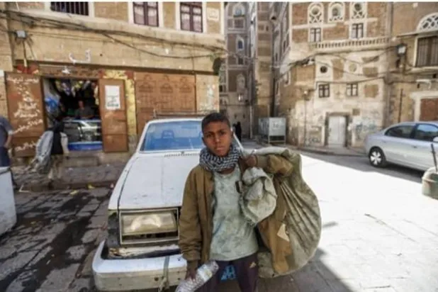 العام الماضي كان قاسياً على اليمنيين وتضاعفت معاناتهم خلاله (أ.ف.ب)