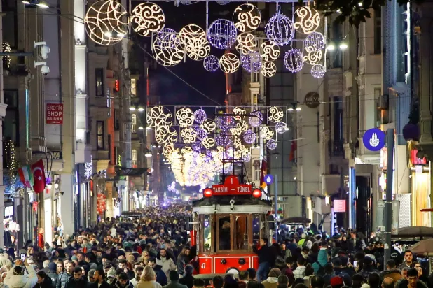 زحام في شارع الاستقلال بميدان تقسيم في إسطنبول خلال استقبال العام الجديد (رويترز)