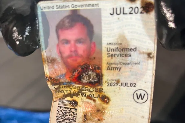 بطاقة هوية أميركية تالفة لماثيو ليفيلسبرغر وهو جندي بالجيش حددته الشرطة بأنه سائق سيارة «تسلا» التي انفجرت بلاس فيغاس (رويترز)