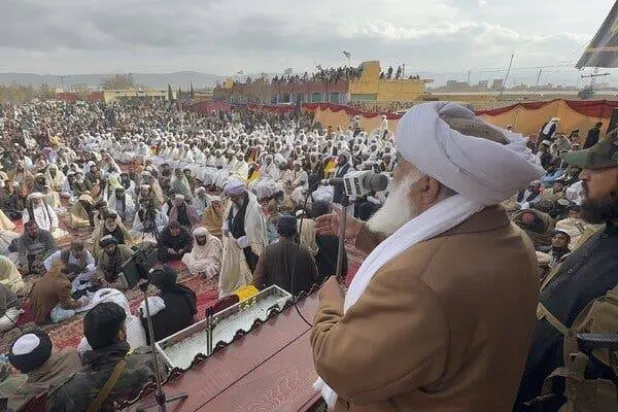 مولانا عبد الواسعي عضو مجلس الشيوخ وزعيم الحزب الإسلامي «جمعية علماء الإسلام» يلقي كلمة أمام الطلاب في حفل التخرج في تشامان بباكستان يوم الأربعاء (نيويورك تايمز)