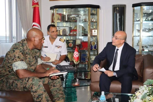 وزير الدفاع التونسي خالد السهيلي بجلسة عمل مع ممثل البنتاغون في سياق التنسيق الأمني والعسكري بين سلطات البلدين (من موقع وزارة الدفاع التونسية)