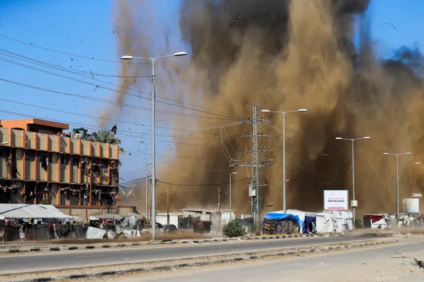 انفجار أعقب غارة إسرائيلية في دير البلح وسط قطاع غزة الجمعة (رويترز)