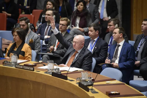 مندوب روسيا لدى الأمم المتحدة فاسيلي نيبينزيا يرفع يده خلال إحدى جلسات مجلس الأمن (د.ب.أ)