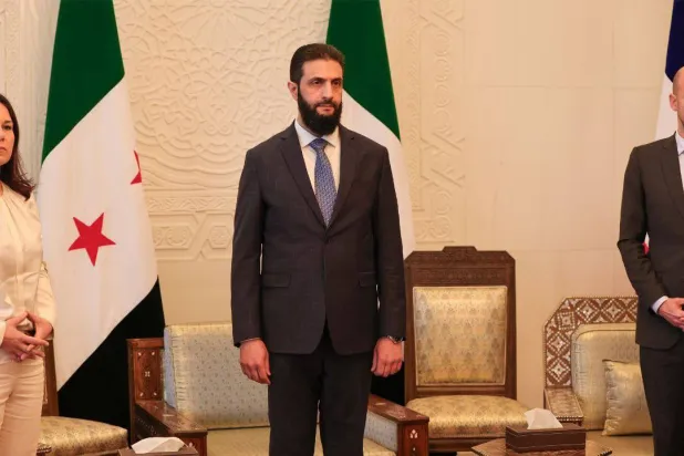 أحمد الشرع يتوسط وزيري خارجية فرنسا وألمانيا خلال لقاء في قصر الشعب بدمشق (سانا)