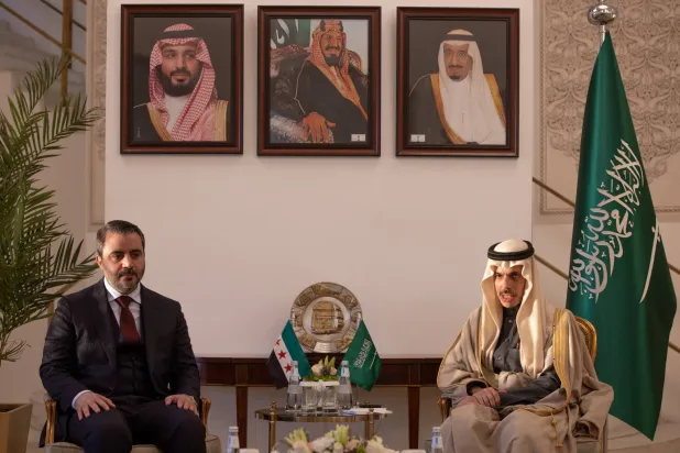 أسعد الشيباني أثناء اجتماعه مع الأمير فيصل بن فرحان في الرياض (واس)