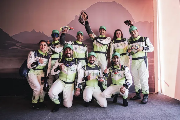 السائقون المختارون في لقطة جماعية (الشرق الأوسط)