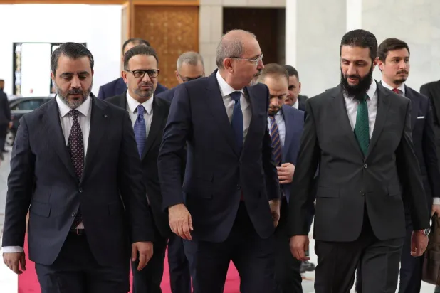وزير الخارجية الأردني أيمن الصفدي يتوسط القائد العام للإدارة السورية الجديدة أحمد الشرع ونظيره السوري أسعد الشيباني خلال زيارته لدمشق (سانا)