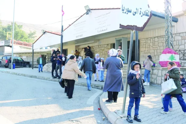 Lübnanlılar dün Lübnan-Suriye sınırındaki Masnaa kapısında bekliyor (AFP)