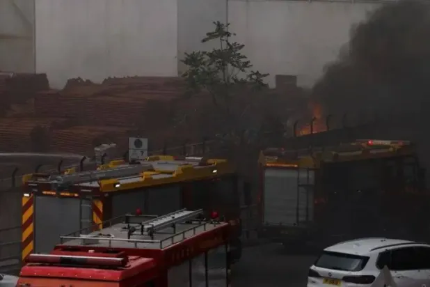 Hong Kong'da bir yangın yerine park edilen itfaiye araçları, (Arşiv - Reuters)