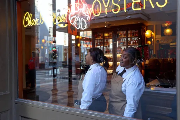 الموظفون والمديرون يستفيدون من بناء الثقة في مكان العمل (أ.ف.ب)