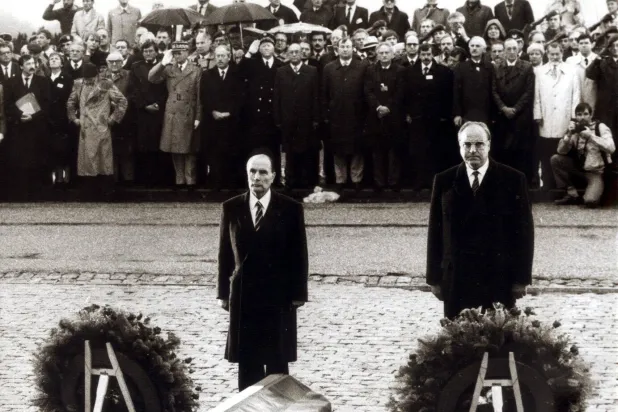 الرئيس الفرنسي فرنسوا ميتران والمستشار الألماني هيلموت كول في فردان عام 1984 (أرشيفية)