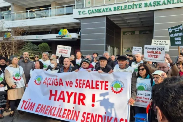 مظاهرة لأصحاب الحد الأدنى لرواتب المتقاعدين في أنقرة الجمعة رافعين لافتة «لا للجوع والبؤس» (إعلام تركي)