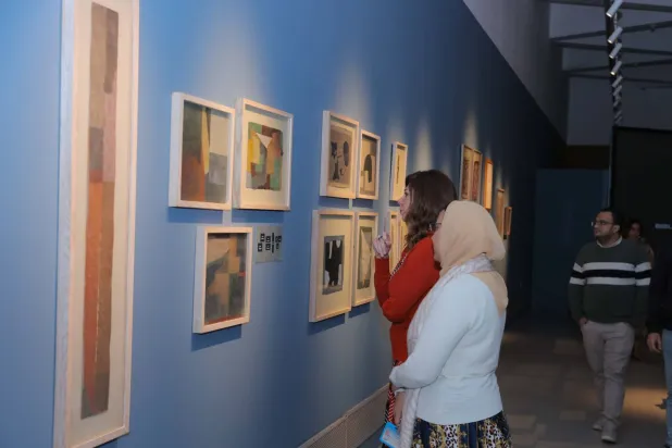 مشهد من معرض «آدم حنين... سنوات باريس» (مكتبة الإسكندرية)