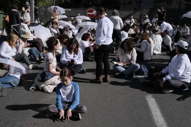 ناشطون يجلسون في صمت خارج المقر الخاص بنتنياهو للمطالبة بالإفراج عن الرهائن المائة المتبقين في غزة السبت (د.ب.أ)