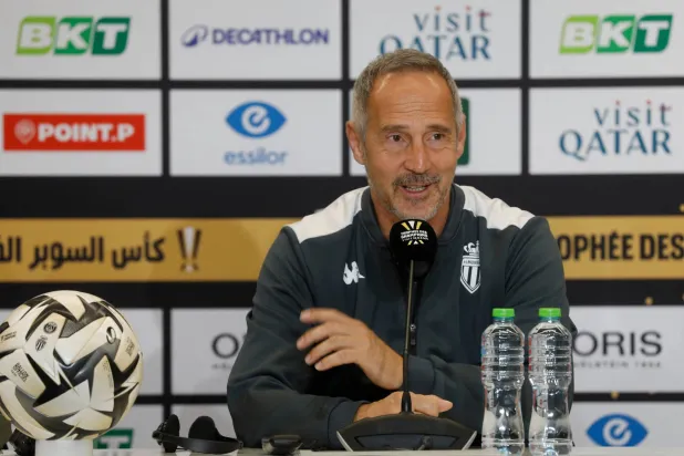 النمساوي أدي هوتر مدرب موناكو الفرنسي في المؤتمر الصحافي بالدوحة (رويترز)