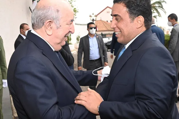 الرئيس الجزائري في لقاء سابق مع رئيس المجلس الرئاسي الليبي محمد المنفي (أرشيفية الرئاسة الجزائرية)