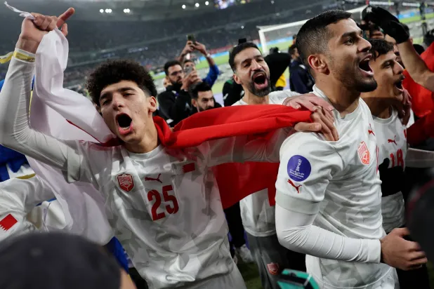 لاعبو البحرين يحتفلون باللقب الخليجي في استاد جابر بالكويت (رويترز)