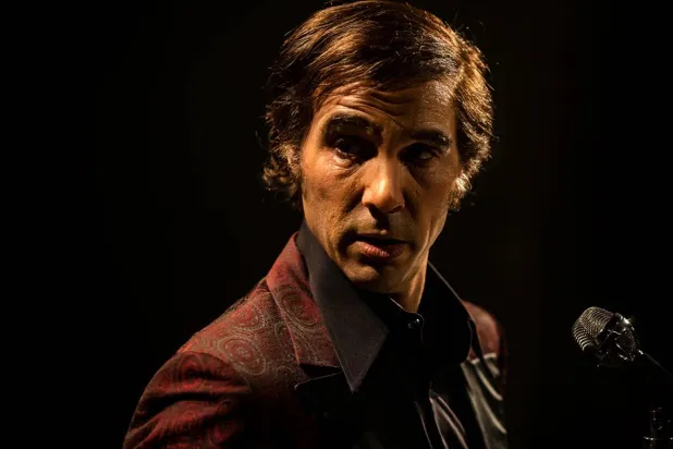 الممثل الجزائري الفرنسي طاهر رحيم في شخصية المغنّي العالمي شارل أزنافور (باتيه فيلم)