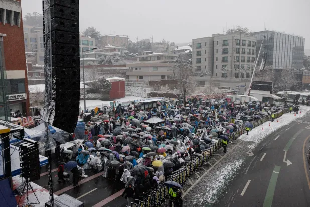 جانب من مظاهرة لمؤيدي الرئيس الكوري الجنوبي المعزول يون سوك يول بالقرب من مقر إقامته في سيول (رويترز)