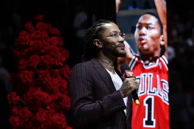 Former Chicago Bulls star Derrick Rose speaks to the audience during a half-time celebration for Derrick Rose Night at the United Center on January 4, 2025 in Chicago, Illinois. (Getty Images North America / Getty Images via AFP) 