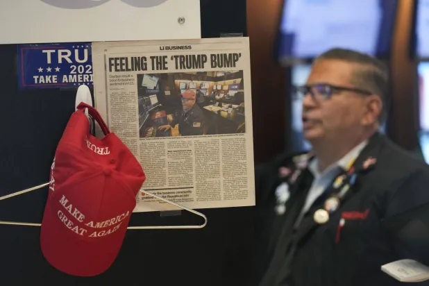 عرض قصاصات الصحف والبضائع الداعمة للرئيس المنتخب دونالد ترمب في بورصة نيويورك (أ.ب)