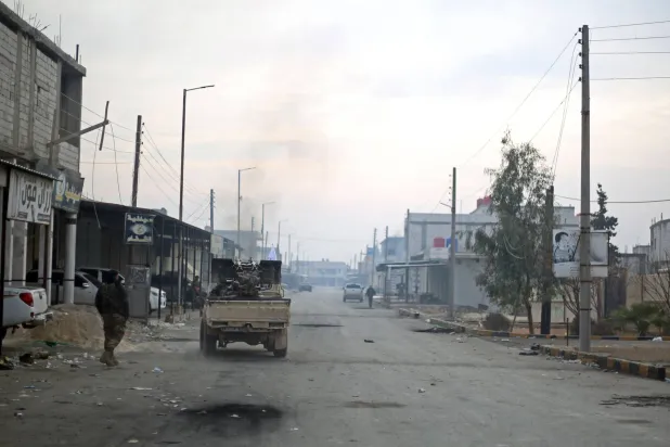 عناصر من الفصائل الموالية لتركيا تواصل القتال مع «قسد» على محاور جنوب شرقي منبج (أ.ف.ب)