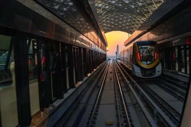 جانب من إحدى محطات «قطار الرياض» (النقل العام لمدينة الرياض)